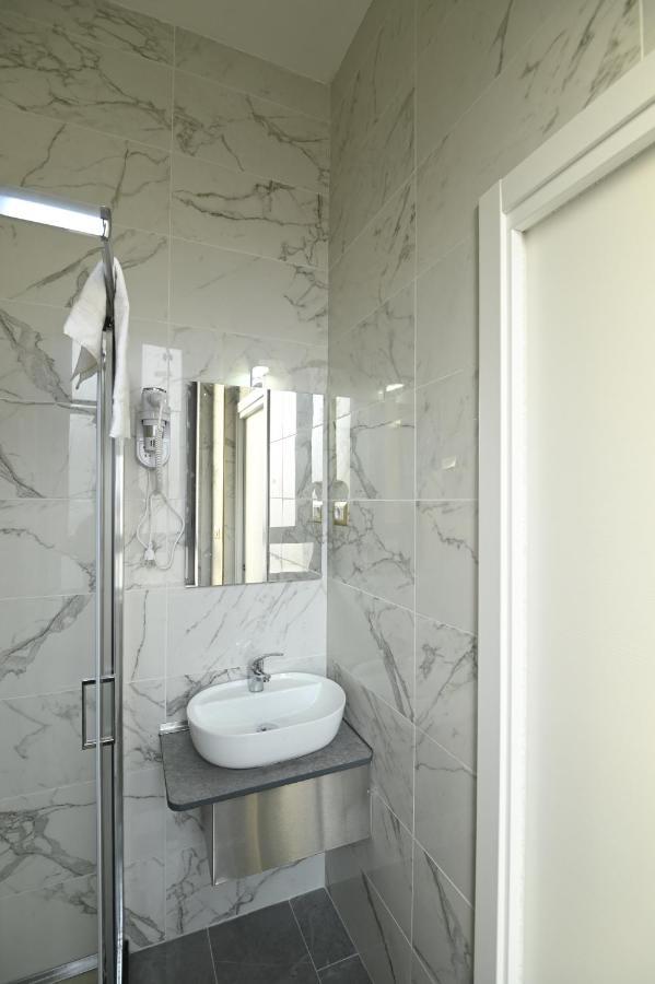 Hotel Midway Milan Bagian luar foto