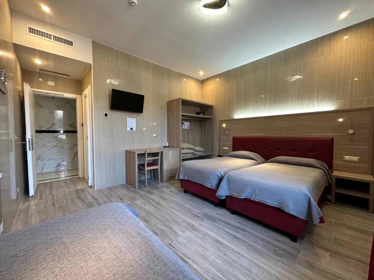 Hotel Midway Milan Bagian luar foto