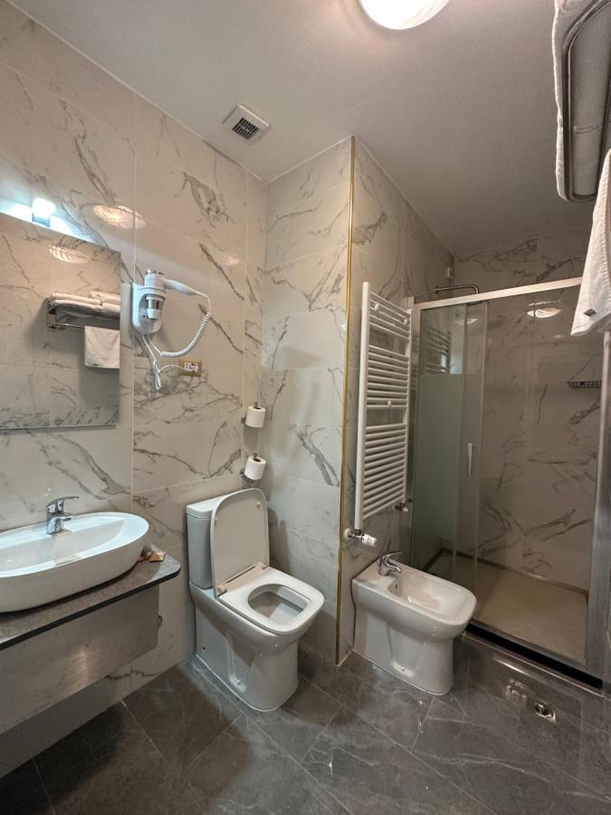 Hotel Midway Milan Bagian luar foto