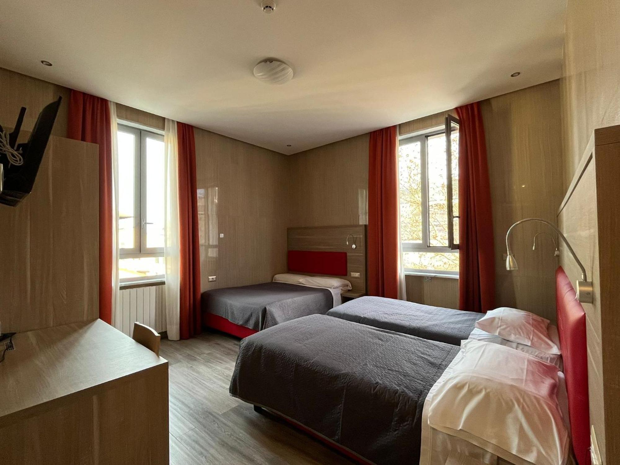 Hotel Midway Milan Bagian luar foto