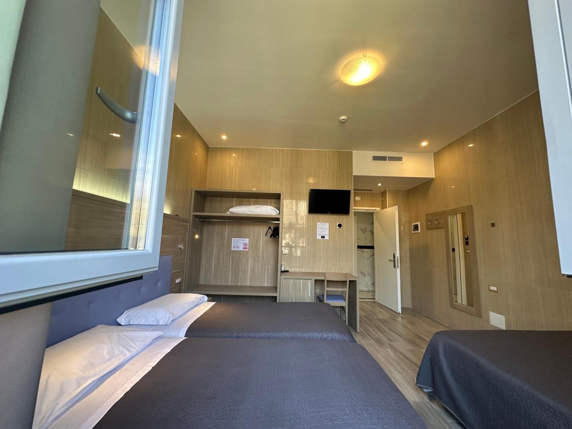 Hotel Midway Milan Bagian luar foto